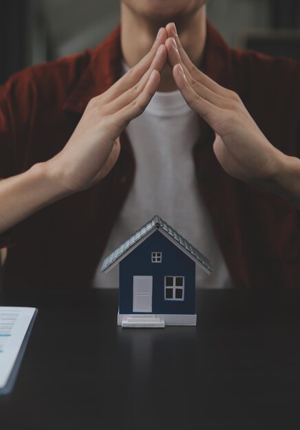 Agente imobiliário e cliente assinando contrato para comprar seguro de casa ou empréstimo imobiliário