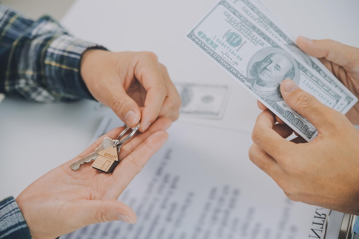 Foto agente imobiliário e cliente assinando contrato para comprar seguro de casa ou empréstimo imobiliário