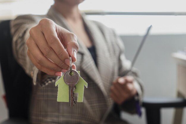 Agente imobiliário entregando a chave da casa