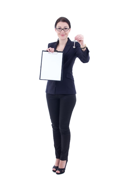 agente imobiliário feminino com prancheta e chave de metal isolada no fundo branco