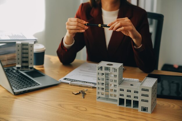 Foto agente inmobiliario y cliente discutiendo un contrato para comprar, obtener un seguro o un préstamo de bienes raíces o propiedades