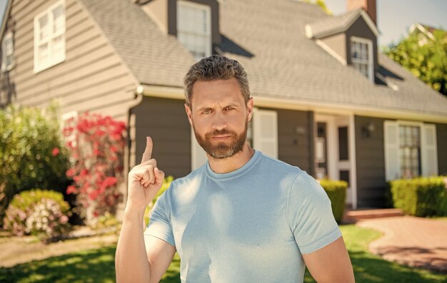 Foto agente inmobiliario dando la bienvenida a los visitantes alquilar o comprar casa nueva casa asegurar propiedad seguro promoción