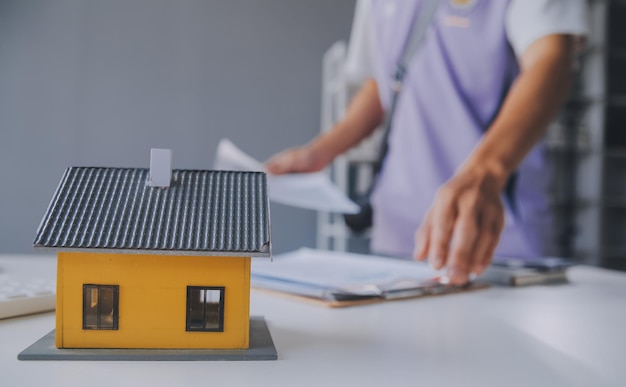 agente inmobiliario Entrega de casas de muestra a los clientes contratos de préstamo hipotecario Hacer un contrato de compra y venta a plazo de una casa y contratos de seguro de vivienda conceptos de préstamos hipotecarios de vivienda