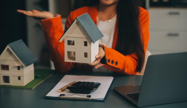 agente inmobiliario Entrega de casas de muestra a los clientes contratos de préstamo hipotecario Hacer un contrato de compra y venta a plazo de una casa y contratos de seguro de vivienda conceptos de préstamos hipotecarios de vivienda