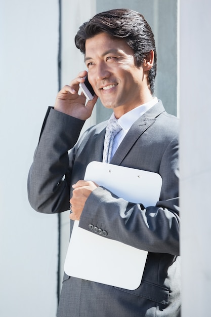 Agente inmobiliario hablando por teléfono