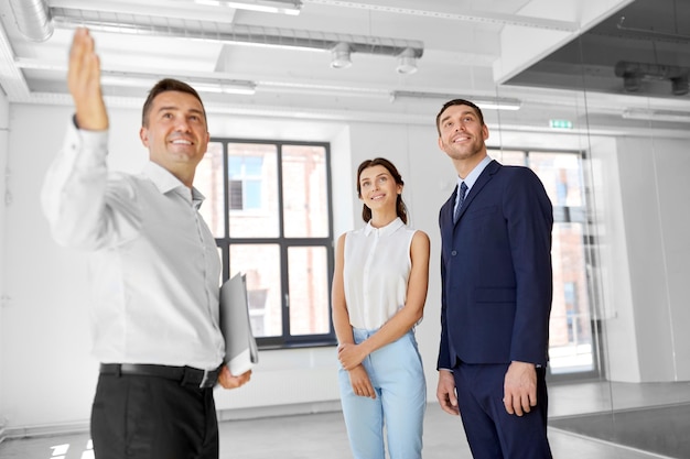 Foto un agente inmobiliario mostrando una nueva oficina a los clientes.