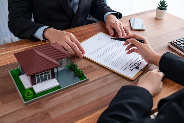 El agente inmobiliario revisa el cálculo de impuestos e intereses con el cliente Jubilant