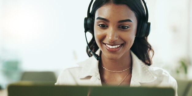 Agente mujer y sonrisa con auriculares en el centro de llamadas para el servicio al cliente telemarketing y asesoramiento de ventas Asesor feliz y auriculares para la comunicación preguntas del cliente o comercio electrónico apoyo de preguntas frecuentes