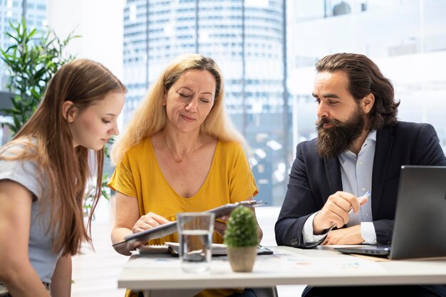 Agente que informa a mãe e o jovem adulto sobre as melhores estratégias de investimento