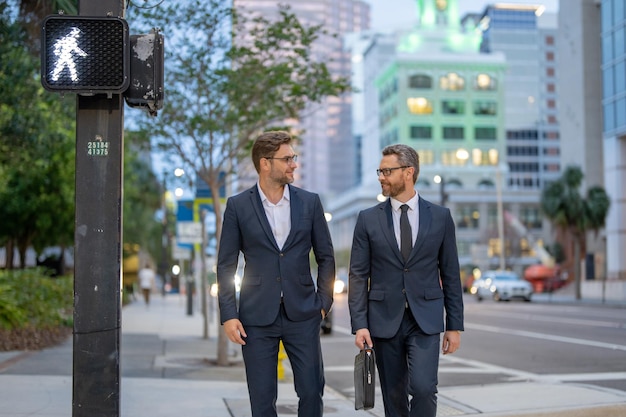 Agente de seguros, dos hombres del equipo de negocios, negociación para el crecimiento del empresario de dos hombres de negocios.