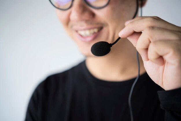 Agente de televentas de telemarketer de empresario enfocado usar auriculares inalámbricos hacer videollamadas de conferencia hablar