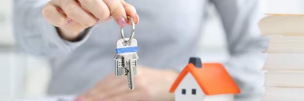 El agente tiene las llaves del seguro de la casa, el alquiler de bienes raíces y la compra de una casa a crédito.
