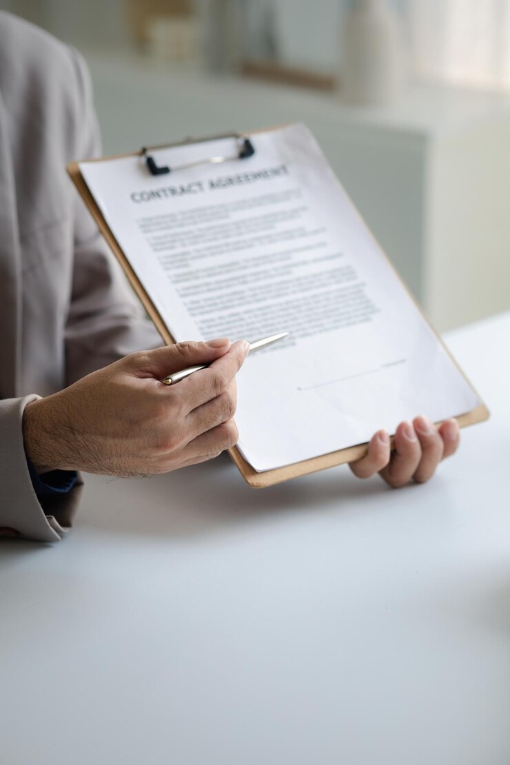 Agentes imobiliários explicam modelos de conjuntos habitacionais em projetos para elaborar aos clientes explicando e apresentando informações sobre casas e empréstimos para compra de imóveis Conceito de negociação imobiliária
