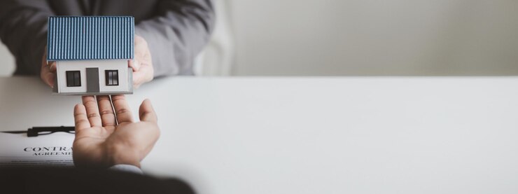 Agentes imobiliários explicam modelos de conjuntos habitacionais em projetos para elaborar aos clientes explicando e apresentando informações sobre casas e empréstimos para compra de imóveis Conceito de negociação imobiliária