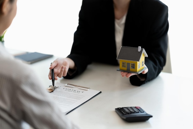 Los agentes inmobiliarios acuerdan comprar una vivienda y entregar las llaves a los clientes en las oficinas de su agencia Acuerdo de concepto