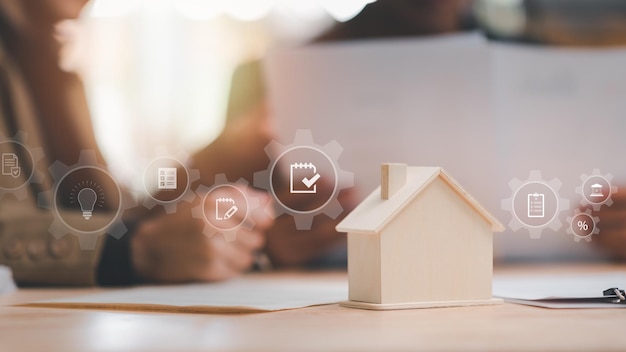 Los agentes inmobiliarios calculan las tasas de interés para los clientes.