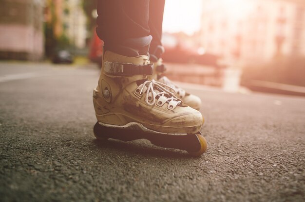 Aggressive Rollschuhe. Rollschuhe fahren