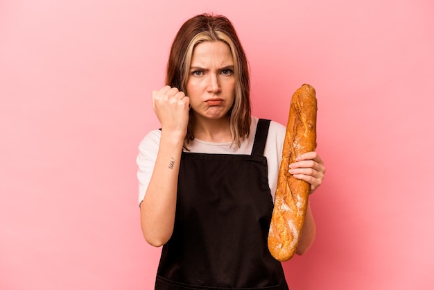 Foto aggressiver gesichtsausdruck der faust zur kamera zeigen