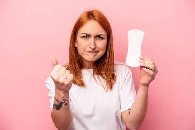 Foto aggressiver gesichtsausdruck der faust zur kamera zeigen