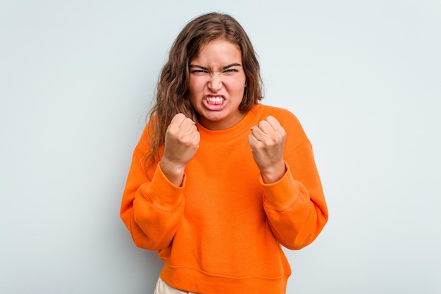 Foto aggressiver gesichtsausdruck der faust zur kamera zeigen