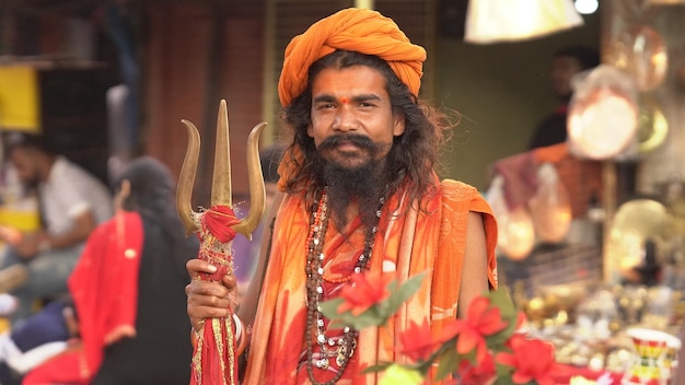 Aghori sant a shiva bhakt Baba em Varanasi com Trident Varanasi Uttar Pradesh Índia 29 de novembro de 2022