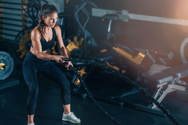 Agility-Training-Frau trainiert mit Seil in einem Fitnessstudio