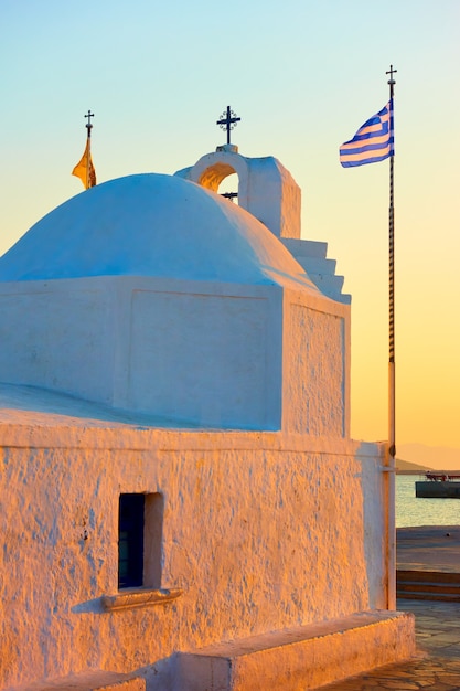 Agios Nikolaos iglesia ortodoxa griega en el puerto de la isla de Aegina al atardecer, Grecia