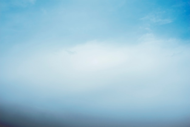 Aglomerados de nuvens dispersas em um céu azul, fundo de céu azul com nuvens brancas,