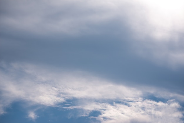 Aglomerados de nuvens dispersas em um céu azul, fundo de céu azul com nuvens brancas,