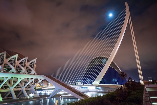 Agora Gebäude in der Nacht in Valencia