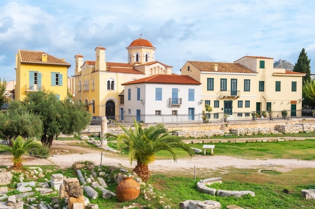 Foto Ágora romana na cidade de atenas com a igreja ortodoxa de panagia grigorousa grécia local arqueológico de