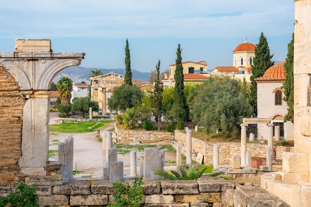 Foto Ágora romana na cidade de atenas, grécia, sítio arqueológico do antigo fórum romano, famoso ponto turístico