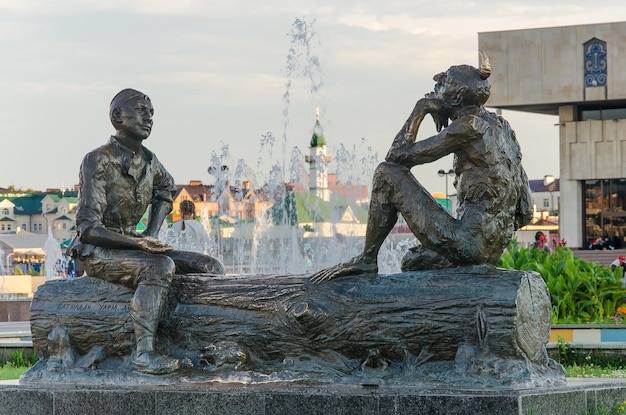 Agosto de 2020, Kazán, Tartaristán: Monument Riddle to Shurale cerca del Teatro Kamal