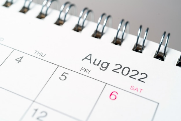 Agosto de 2022 en el calendario de escritorio de cerca.