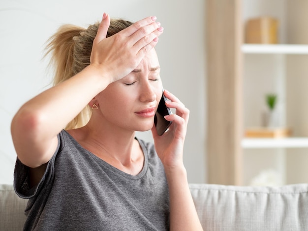 Agotado día sufrimiento mujer comunicación móvil