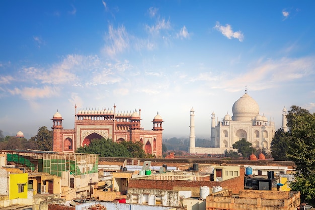 Agra vê casas pobres e Taj Mahal Índia