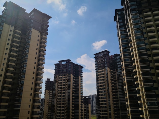 Un agradable edificio residencial de gran altura en una ciudad moderna