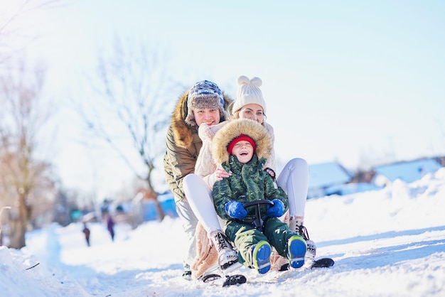 Agradable familia feliz divirtiéndose en la nieve del invierno. Foto de alta calidad