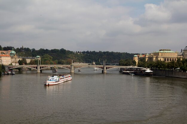 Agradable paisaje en el río Vltava