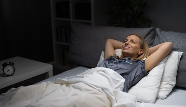 Agradável mulher madura de pijama mentindo