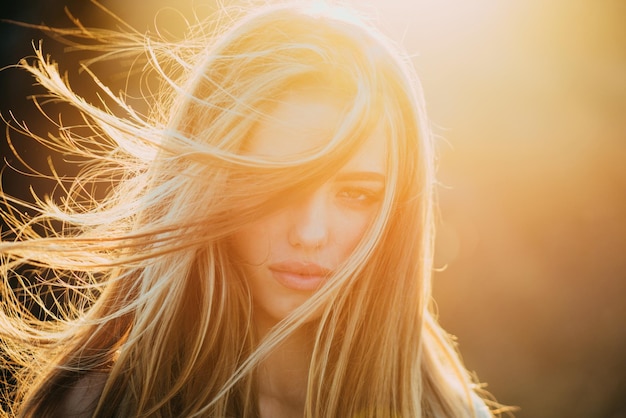 Agregando volumen a su cabello largo sensual mujer con cabello largo ondulado al aire libre linda chica con hermosa