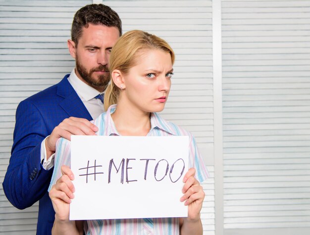 Agresión sexual y acoso en el lugar de trabajo Mujer mostrando una nota con el texto yo también Sexual