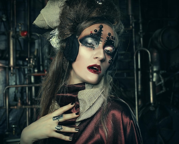 Agresiva dama steampunk con estilo en un interior creativo Arte un concepto de moda