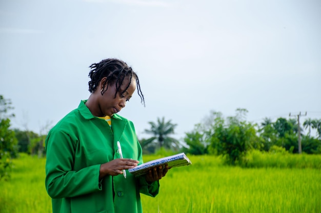 Agricultor africano en la granja toma documentación