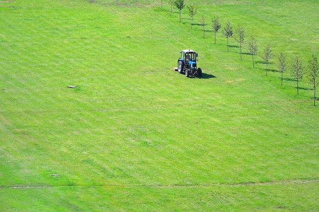 agricultor andando de trator no campo agrícola, vista superior