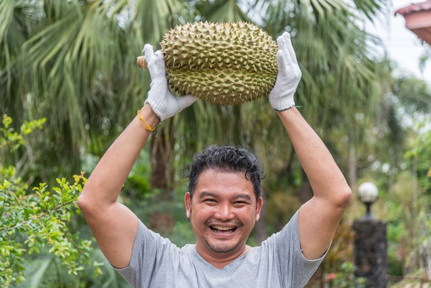 El agricultor asiático que sostiene Durian es un rey de la fruta