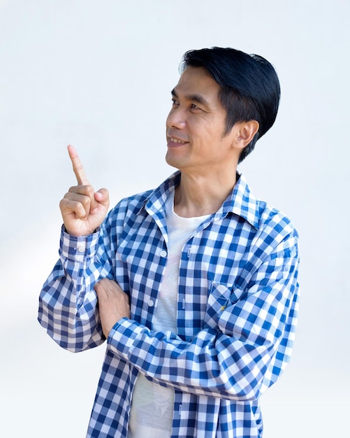 Agricultor asiático usa camisa azul com pose de dedo e rosto sorridente