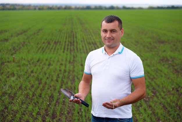 Agricultor en el campo cuidando cultivos