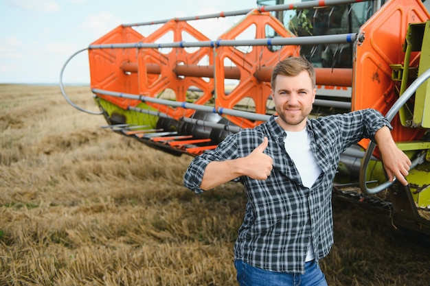 Agricultor en campo de trigo con cosechadora