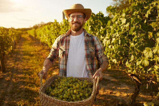 Agricultor con canasta de uvas